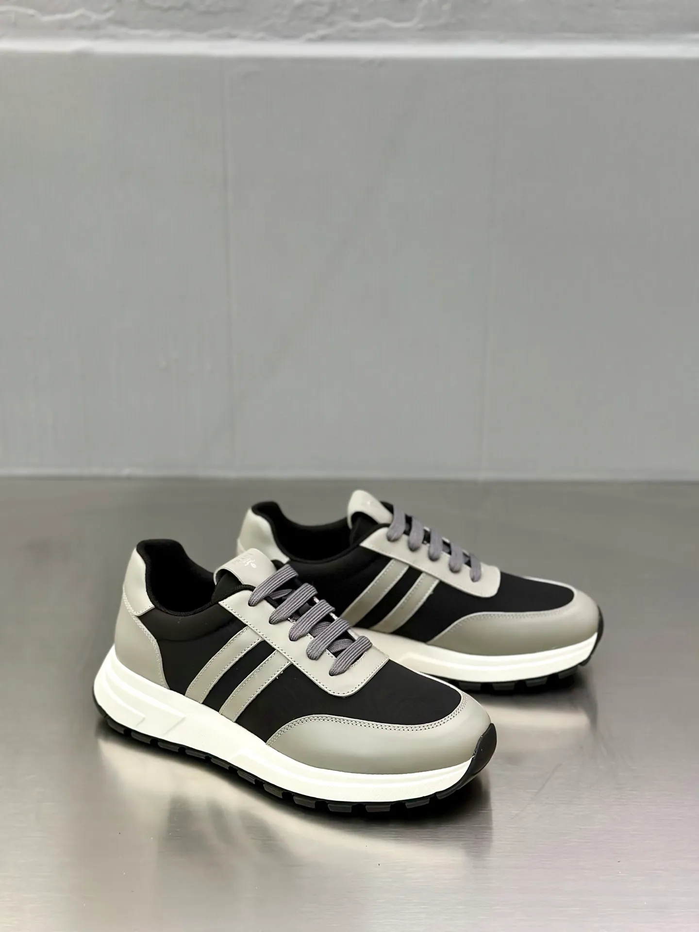 💰740 Prada/Prada men's new mesh stitching sneakers. This sneaker presents a modern version, reinterpreting the brand's archive style with clean lines and smooth details. The shoes are made of calf leather and technical fabric, with a triangular metal logo on the outside, bright TPU decoration on the heel, and a longer and padded inner heel design for a more comfortable fit. The tongue is decorated with a silk-screen logo, and is paired with a hollow rubber sole on the heel. The full cowhide lining comes standard with logo cowhide foot pads, making the upper foot taller, more comfortable, and versatile! Comes with full original packaging! Size: 39-40-41-42-43-44 standard leather shoe size (45 can be customized and does not support returns)